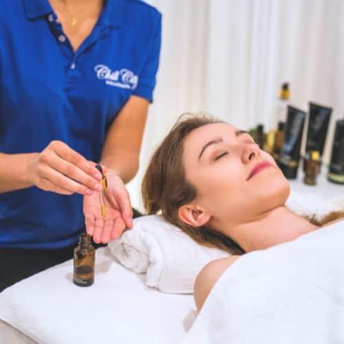 Kobieta relaksująca się podczas zabiegu odmładzającego w spa