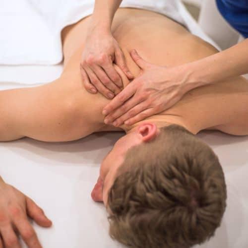 Terapeutka spa wykonuje profesjonalny masaż leczniczy na plecach klienta.