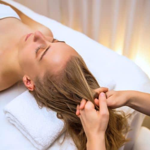 Terapeutka spa wykorzystuje techniki masażu głowy