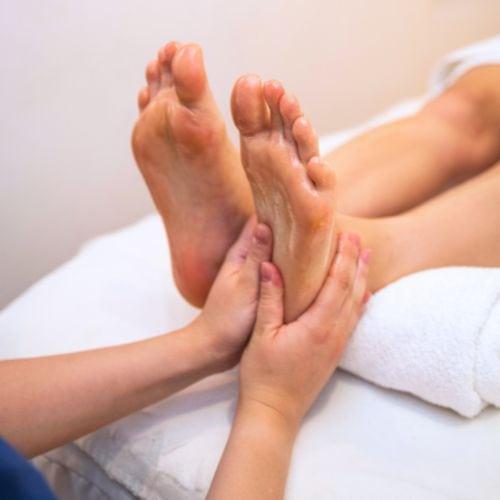 Stopy masowane przez terapeutę spa
